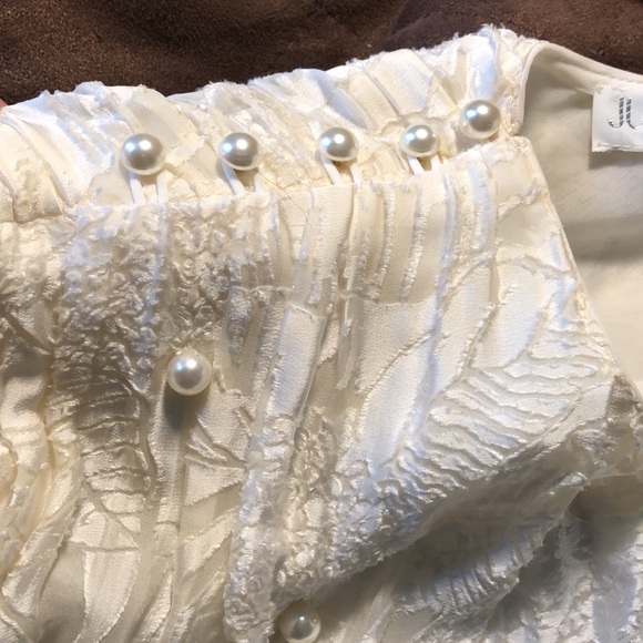 white, ruffled style - Picture 6 of 6